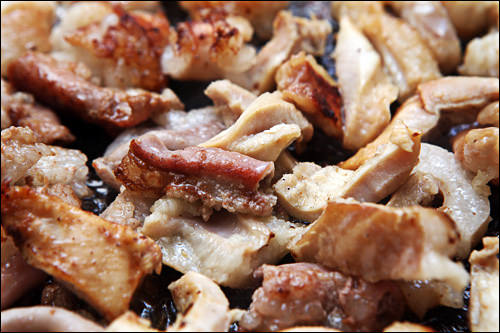 1番地コプチャン
庶民的な焼肉店で韓国ホルモンに舌鼓。コーラーゲンたっぷりで女性におすすめ。
【ホテルから徒歩1分】