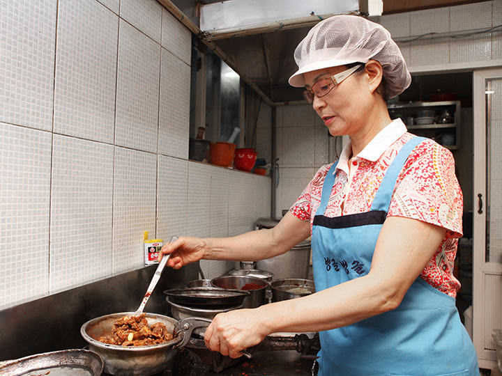 開業当時からの味を守るチャンさん