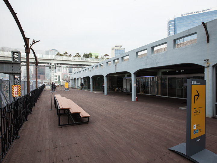 プラットホームへ続く道