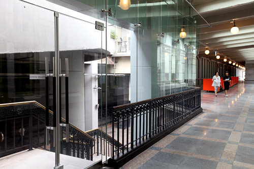 貴賓室などからホームに向かう階段