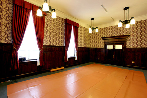 複数のドアがある随行員室