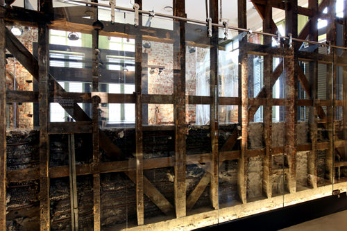 トイレと理容室を仕切る壁