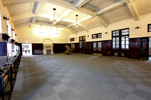 広々とした大食堂