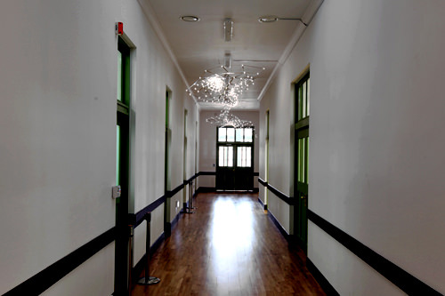 会議室などに続く廊下