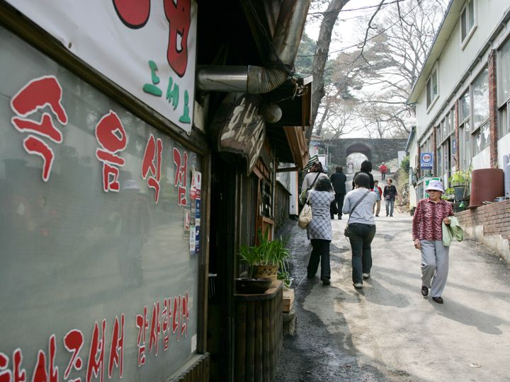 飲食店などが並ぶ参道付近