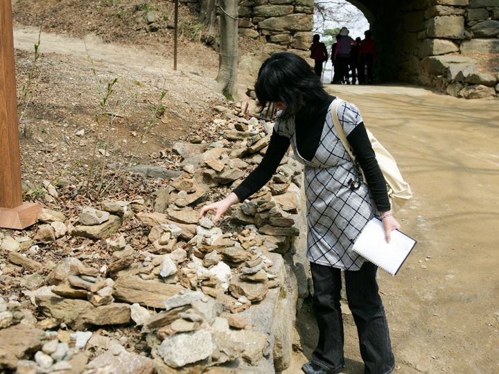 小石を積んで願い事をする塔