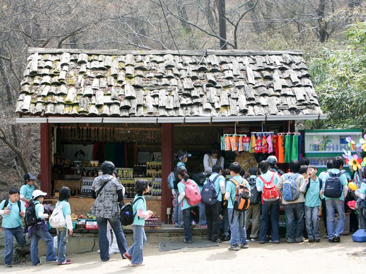 古風な外観の売店