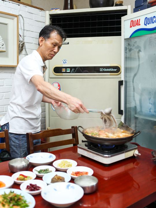 社長が活きテナガダコを投下!