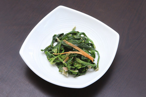 「무침(ムチム、和え物)」は「무치다(ムチダ、和える)」が名詞化したもの