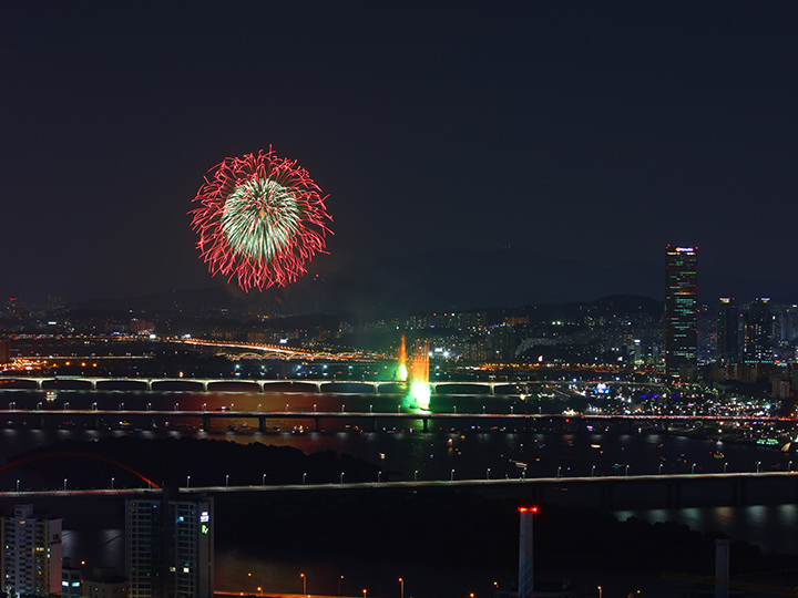 【10月】ソウル世界花火祭り
毎年秋に漢江沿いで開催。韓国だけでなく世界各国の花火が披露される
