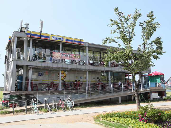 コンビニの外に設置されている椅子や近くのベンチで食べましょう