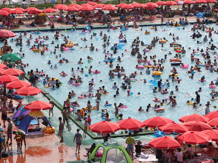 漢江市民プールはナイター営業もあり