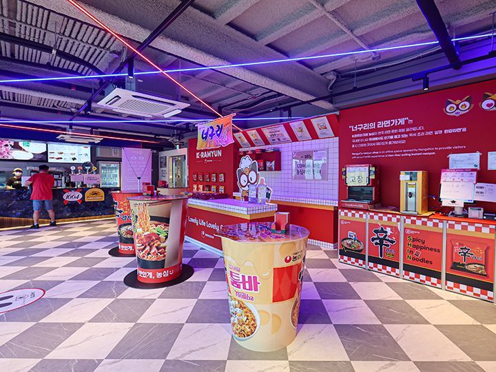 漢江バスの乗り場にある「ラーメンライブラリ」