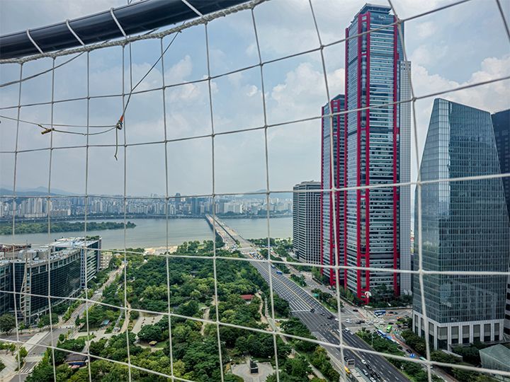 ぐんぐん上昇して汝矣島のビル群や漢江が広がる