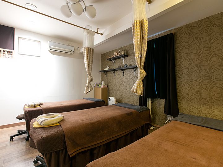 マッサージ室(4人用)