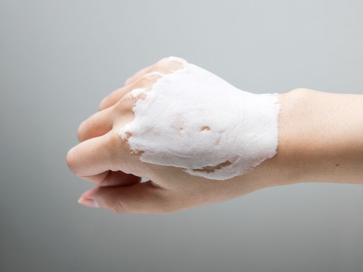 「ペプチドボリュームエッセンス」は、肌に塗布すると、プチプチと音を立てながら泡状に。毛穴を開き栄養を肌に送り込みます。