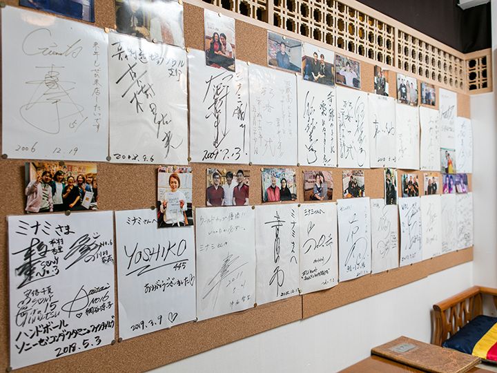 店内には日本の著名人のサインが多数