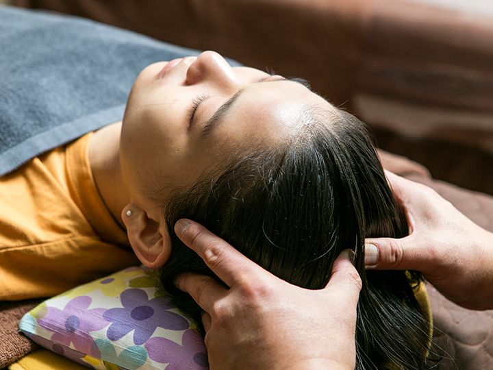 1.角質ケア、1次保湿パック、顔周りのマッサージなど
肌のクレンジング、角質ケアをしたあと、水分ジェルとパックで肌を保湿します。また、本格的に肌ケアを行なう前に、頭皮、デコルテ、首、肩など顔周りのマッサージを行ない、老廃物を流します。