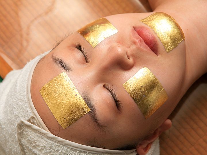 2.99.9%ゴールドテラピー
金泊を肌にのせたあと、マッサージしながら肌になじませます。金から発生されるイオンで血液の循環を良くし、肌の中に溜まった老廃物の除去を促します。