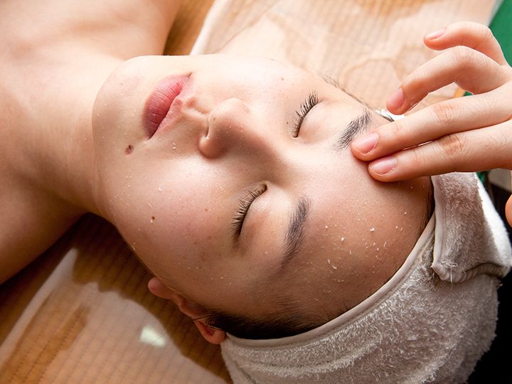 5.2次ゴールドパック、仕上げ
最後にモデリングパックを行ない、幹細胞アンプルや栄養クリームで肌を整えたらコースは終了です。