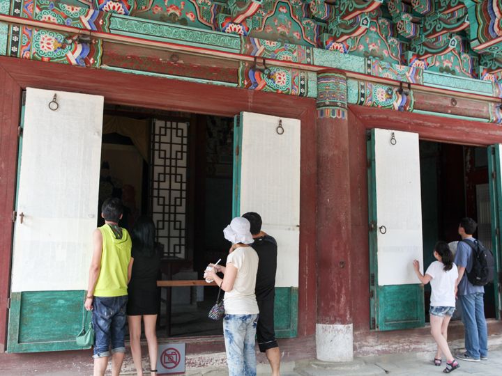 李成桂の御真を一目見ようと多くの人が訪れる