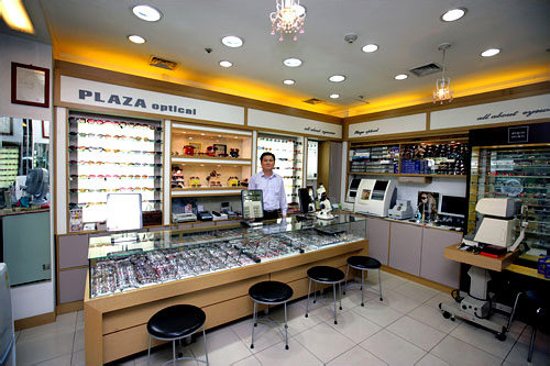 アンギョンマンドゥルギ
(旧プラザメガネ)
店主は日本の眼鏡光学士。地下商店街にあり雨でも買い物を楽しめます。