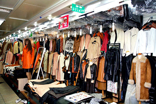 東明社(東大門)
1970年オープンの老舗レザー店。雑誌の切り抜きなど、希望するデザインの持込みもOKです。