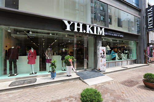 YK.KIM 明洞店(明洞)
日本語堪能なスタッフが常勤。デザインやサイズ等親切に相談に乗ってくれます。