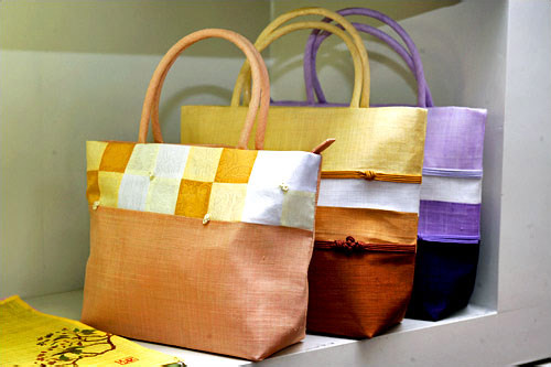 セロバン
個性的で可愛らしい伝統工芸品ショップ。色やサイズを変えて注文可能。