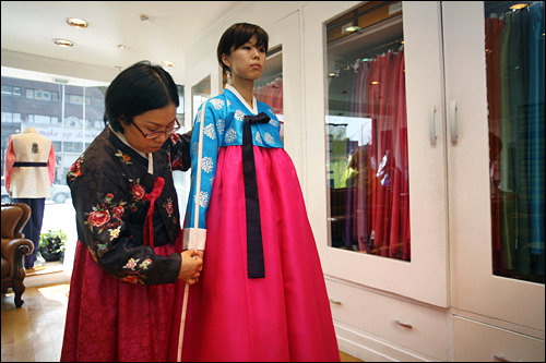 名家韓服
梨大(イデ)エリアの
ウェディング通りにある老舗チマチョゴリ(韓服、ハンボッ)店。ベーシックなデザインなら2~3日で制作可能。