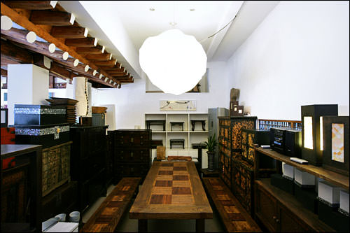 JONGINAMOO GALLERY
伝統と現代が調和したギャラリーショップ。家具オーダーが可能。