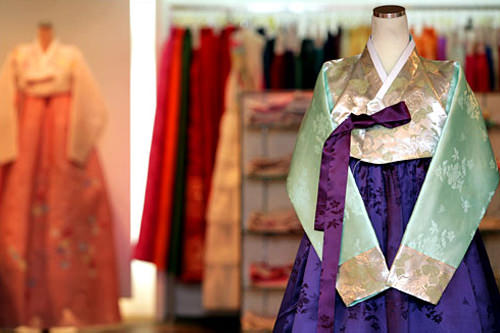 ファングムパヌル 本店
梨大にあるチマチョゴリ専門店。伝統からフュージョンスタイルまで多様な最新のチマチョゴリが並びます。