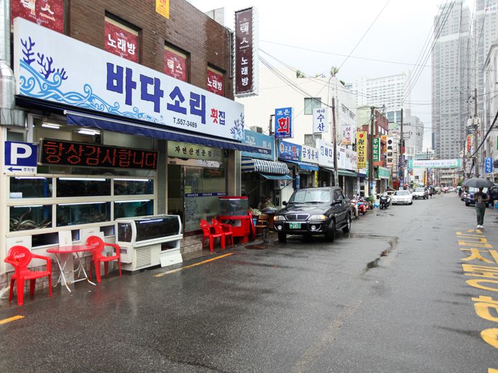 刺身横丁やはり新鮮な刺身、という人は、温泉市場の近くにある刺身店の通りへ行くのがおすすめです。