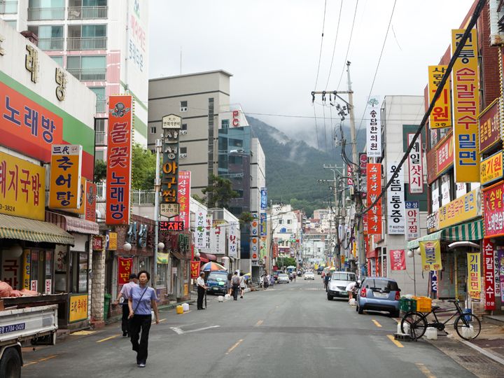 カルグッス横丁手打ちカルグッス専門店が数軒並ぶ通り。どこも「我こそは元祖」と謳っており、繁盛しています。