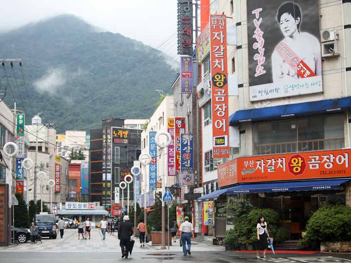 ヌタウナギ横丁ヌタウナギ(コムジャンオ)専門店が並ぶ通り。磯の香りがする辛いヌタウナギは、お酒のあてに。