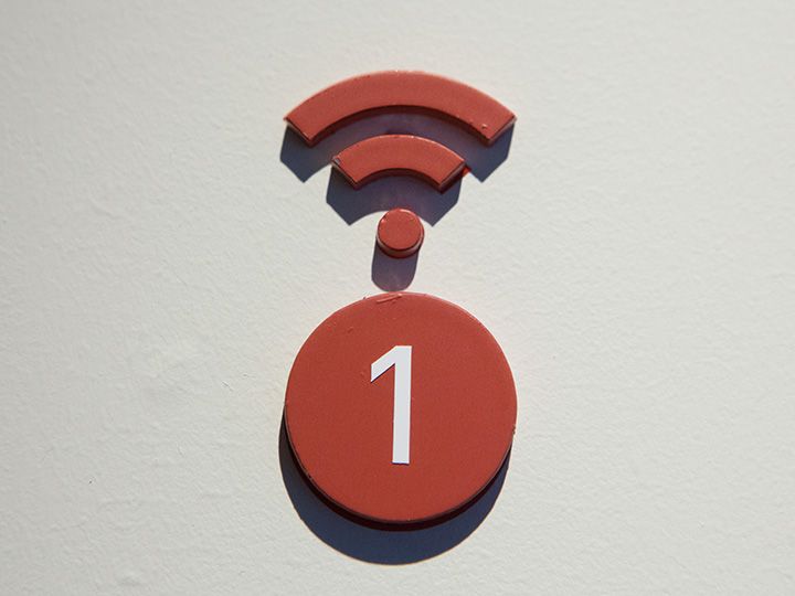 このマークの前に立つと説明が始まります