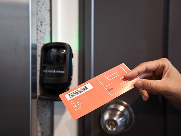 バーコードをかざして入場するところも