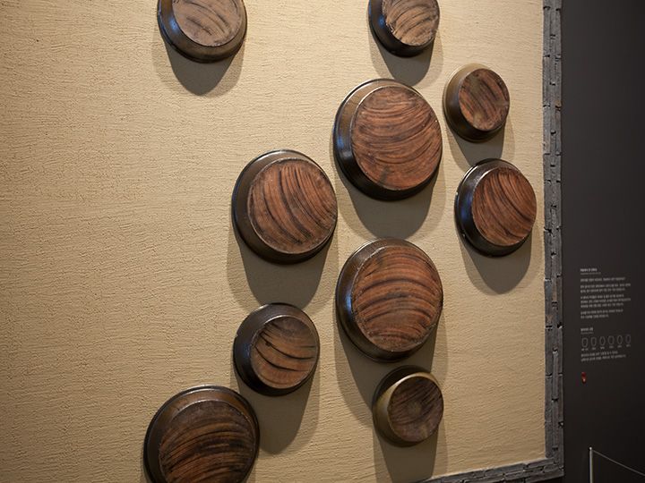 キムチを漬ける甕のふたをモチーフにしたアート作品