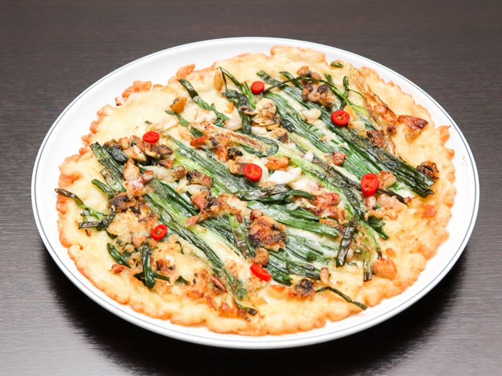 海鮮ネギチヂミ(ヘムルパジョン)28,000ウォン
イカ、海老、貝、ネギの定番チヂミは
ぺろりといけそう。