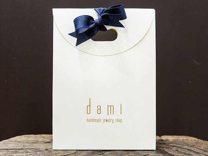 ラッピングサービス
15,000ウォン以上購入するとリボン付きの「dami」オリジナル袋に入れてくれるので、プレゼントにもぴったり。