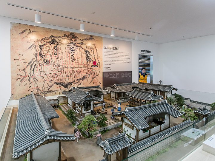 かつてこの地にあった「普済院(ポジェウォン)」の再現ミニチュア