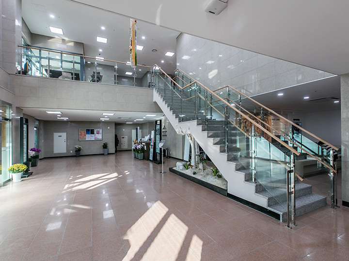 2階へあがる階段
(エレベーターもあり)