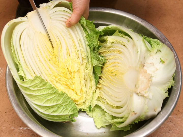 2.後ほどさらに2等分にするため、根元に切れ込みを入れておく。塩がよく染み込み、漬かりを良くする意味もある。