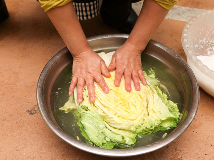 3.塩度10パーセント(水:塩が10:1)の塩水を作り、白菜をよく浸す。