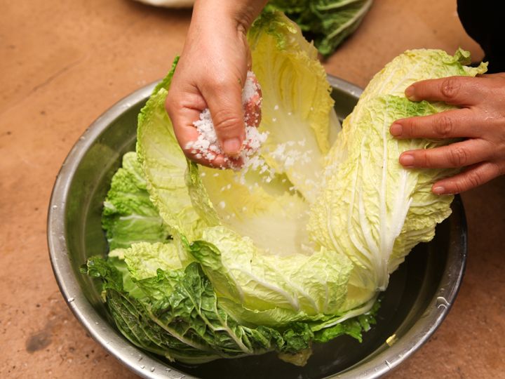 4.塩水ができたら、1枚1枚葉の間に塩を振りかける。