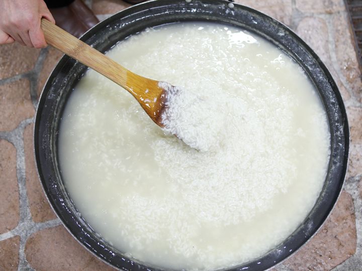 1.プル(糊)と呼ばれるもち米粥はキムチの発酵を促進。煮干や昆布で取っただしで煮込む
ため少し黄色がかっている。