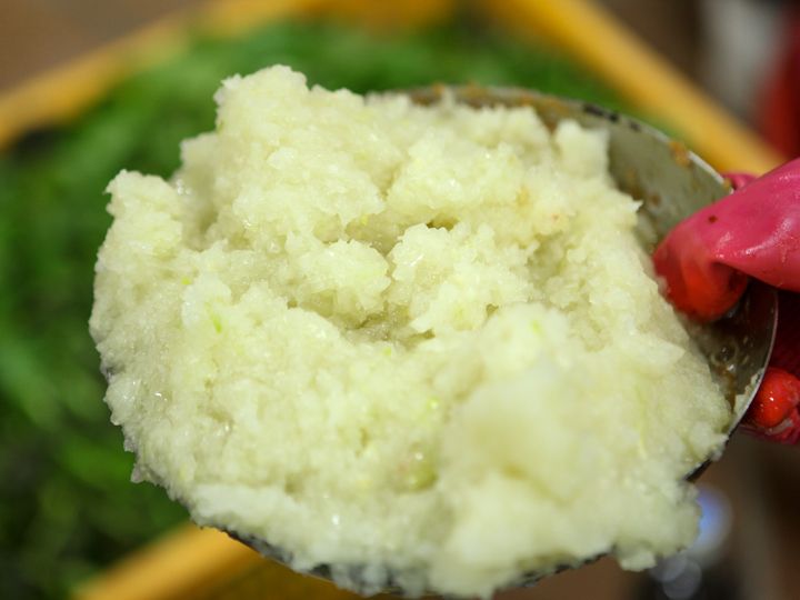3.玉ねぎのすりおろし。砂糖は一切加えず、野菜や果物で甘みを出す。