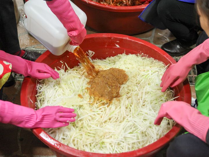 4.カタクチイワシの魚醤(ミョルチエッジョッ)を投入。材料はすべて目分量。ベテラン主婦の長年の勘がものを言う。
