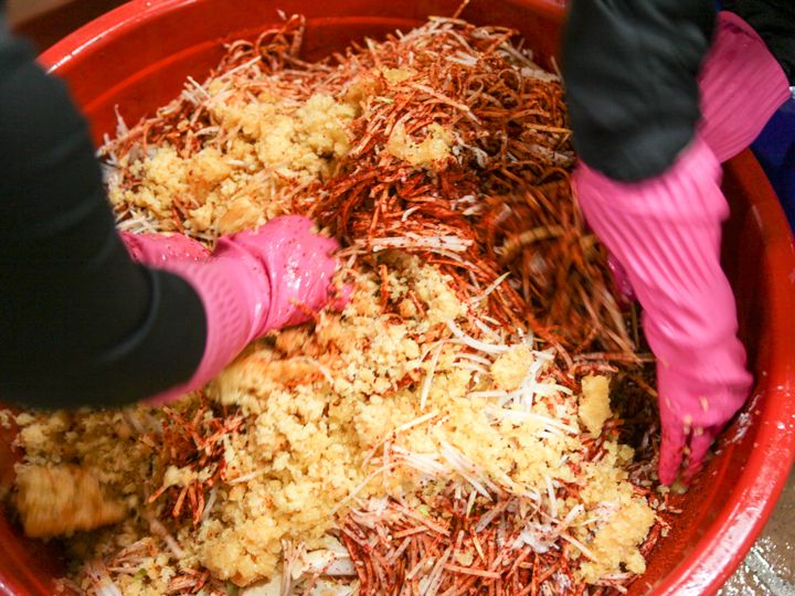 5.唐辛子粉やにんにくをたっぷり入れて豪快に混ぜる。材料を入れる順番は特に決まっていない。