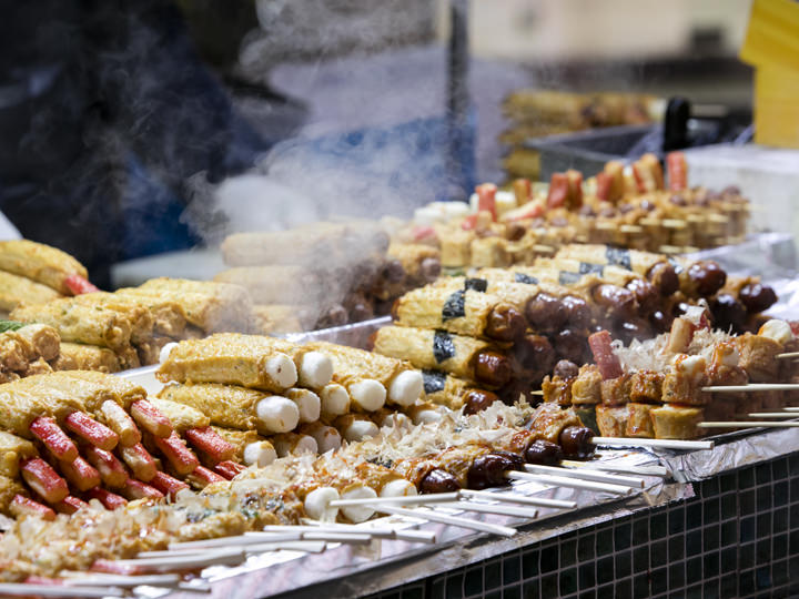 屋台グルメは海外からの観光客にも人気